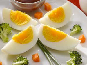 Mélangés dans le réfrigérateur... ça arrive : comment reconnaître si un œuf est cru ou dur ?