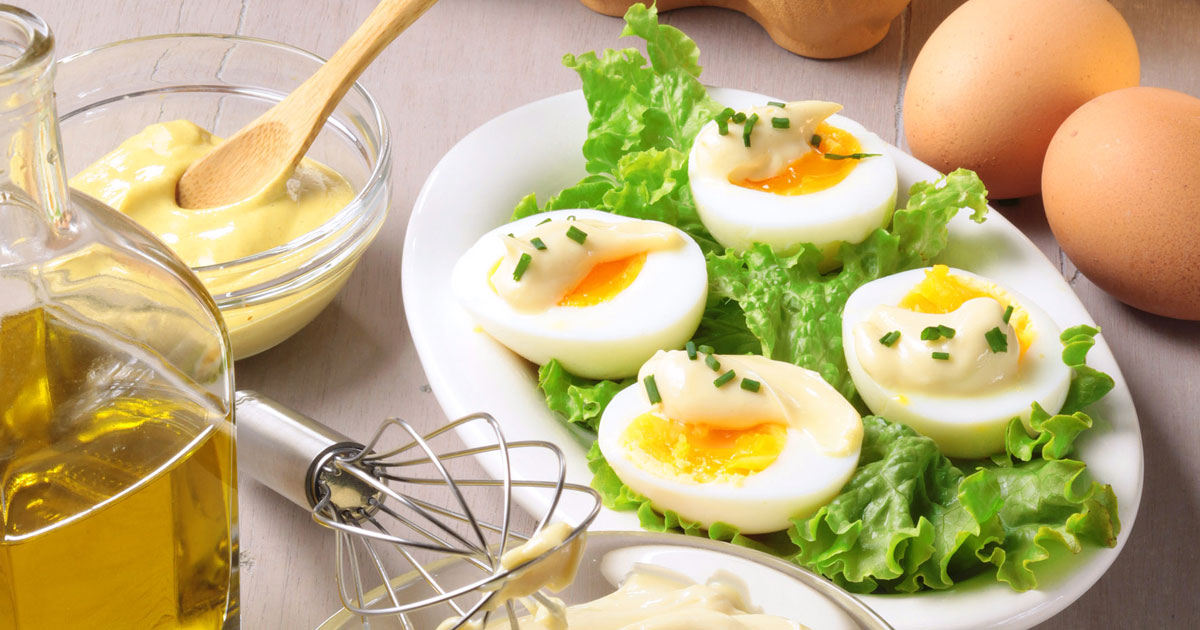 éplucheur et casse-œufs agitez et peeling couleur aléatoire éplucheur 1 pince à œufs pour enlever les œufs durs outil de cuisine pour ouvrir les œufs 