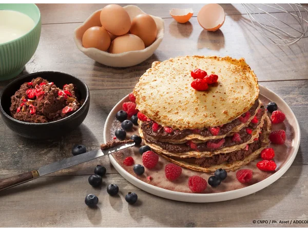 Gâteau de crêpes au chocolat et fruits rouges