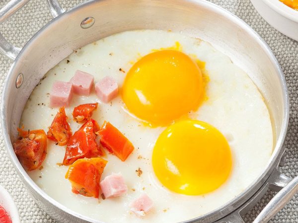 Les œufs au plat, petits légumes et dés de jambon