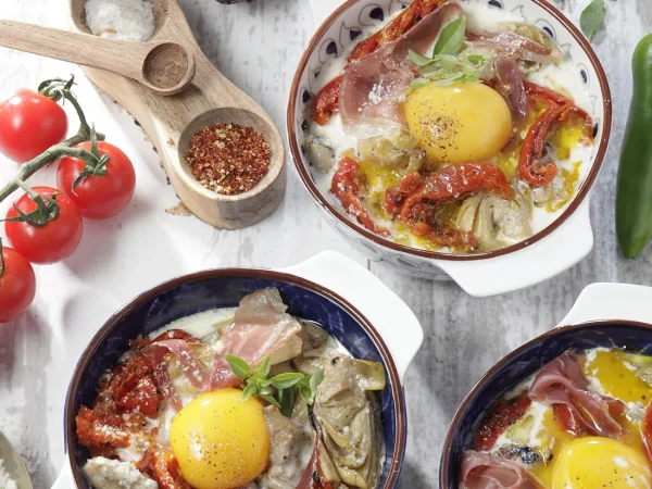 Œufs cocotte aux artichauts poivrades, jambon de Parme et Pecorino
