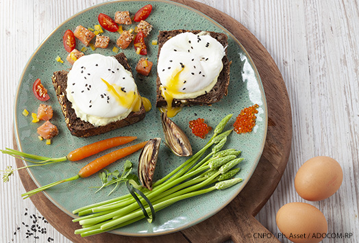 Toasts aux œufs pochés, sauce hollandaise et petits légumes