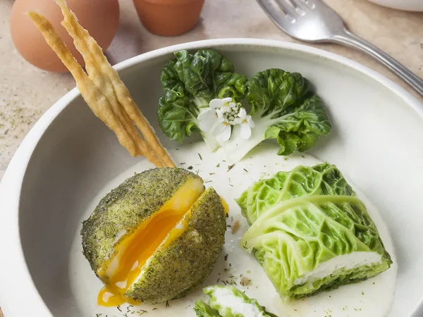 Œuf mollet en croûte d’herbes entre terre et mer