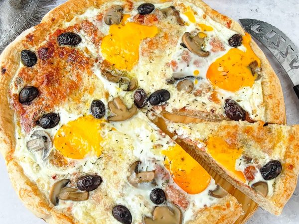 Pizza aux œufs, champignons et olives