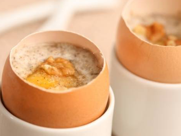 Œufs brouillés en coquille et salpicon de pommes, crème caramel