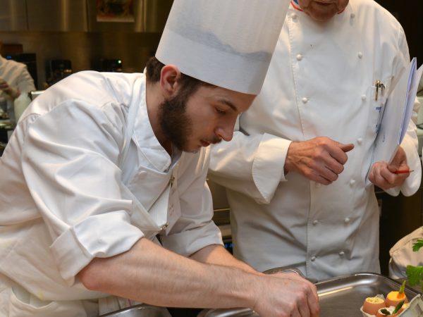 En vidéo, les gestes en cuisine du jeune Henri Flety au Trophée de l’Œuf