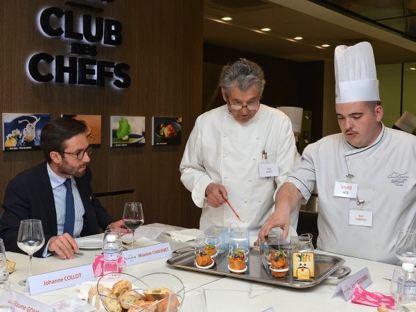 En vidéo, les gestes en cuisine du jeune Axel Fabréga au Throphée de l’Œuf