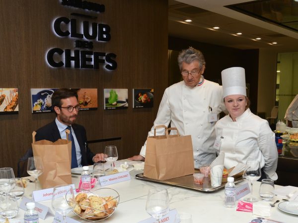 En vidéo, les gestes en cuisine de la jeune Sixtine Guilbaud au Trophée de l’Œuf