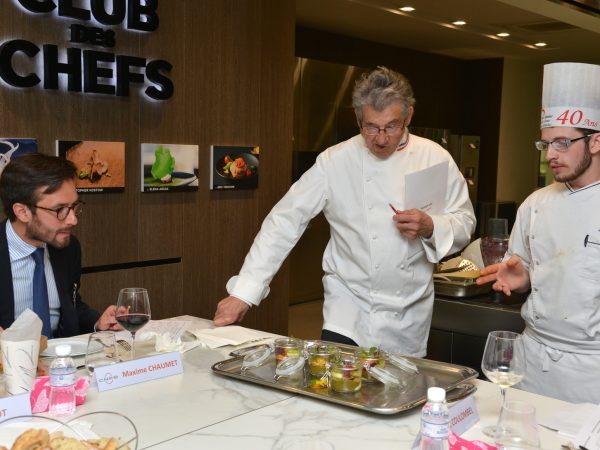 En vidéo, les gestes en cuisine du jeune Théo Lefebvre au Trophée de l’Œuf