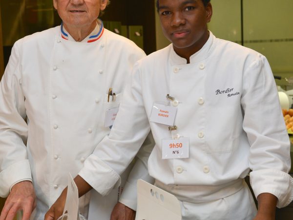 En vidéo, les gestes en cuisine du jeune Romain Bordier au Trophée de l’Œuf