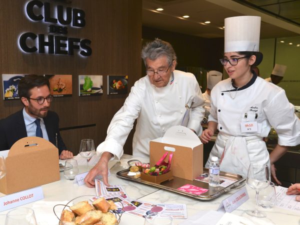 En vidéo, les gestes en cuisine de la jeune Ambre Beynet au Trophée de l’Œuf 2017