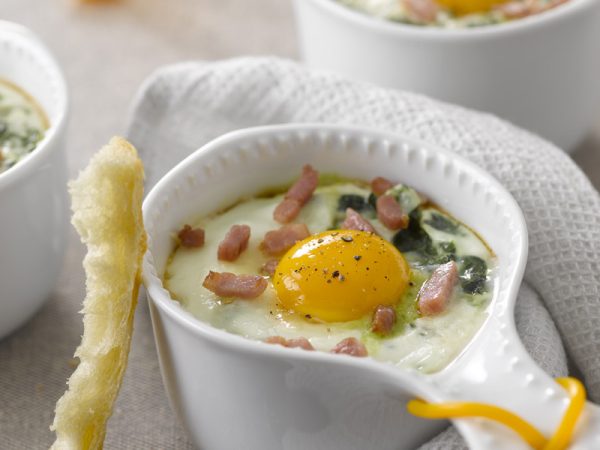Les œufs cocotte épinards et lardons