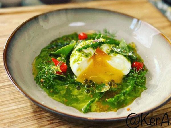 Œuf mollet, pesto de salicornes et plantes