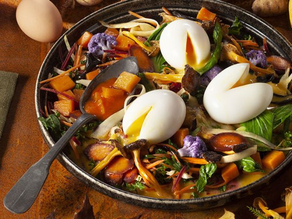 Poêlée d’automne aux légumes-racines, champignons et œufs mollets