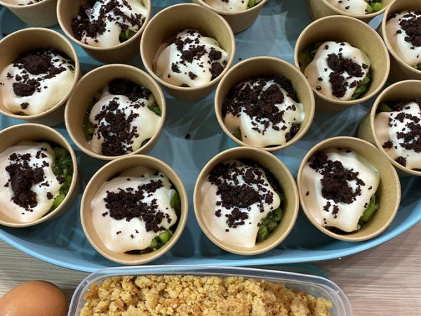 Espuma d’œufs à la vanille sur tartare de kiwi et basilic