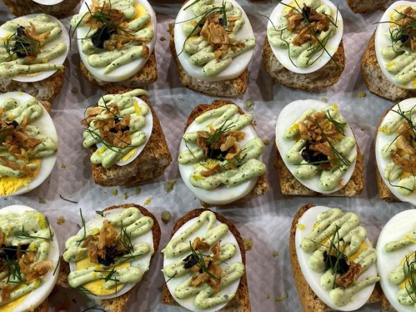 Œuf dur sur sa bruschetta frottée à l’ail, mayonnaise aux herbes