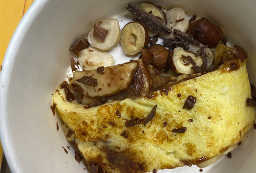 Omelette sucrée banane chocolat noisettes