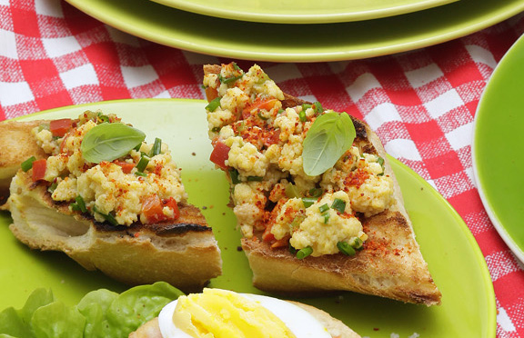 Piperade d’Œufs Brouillés sur Toasts