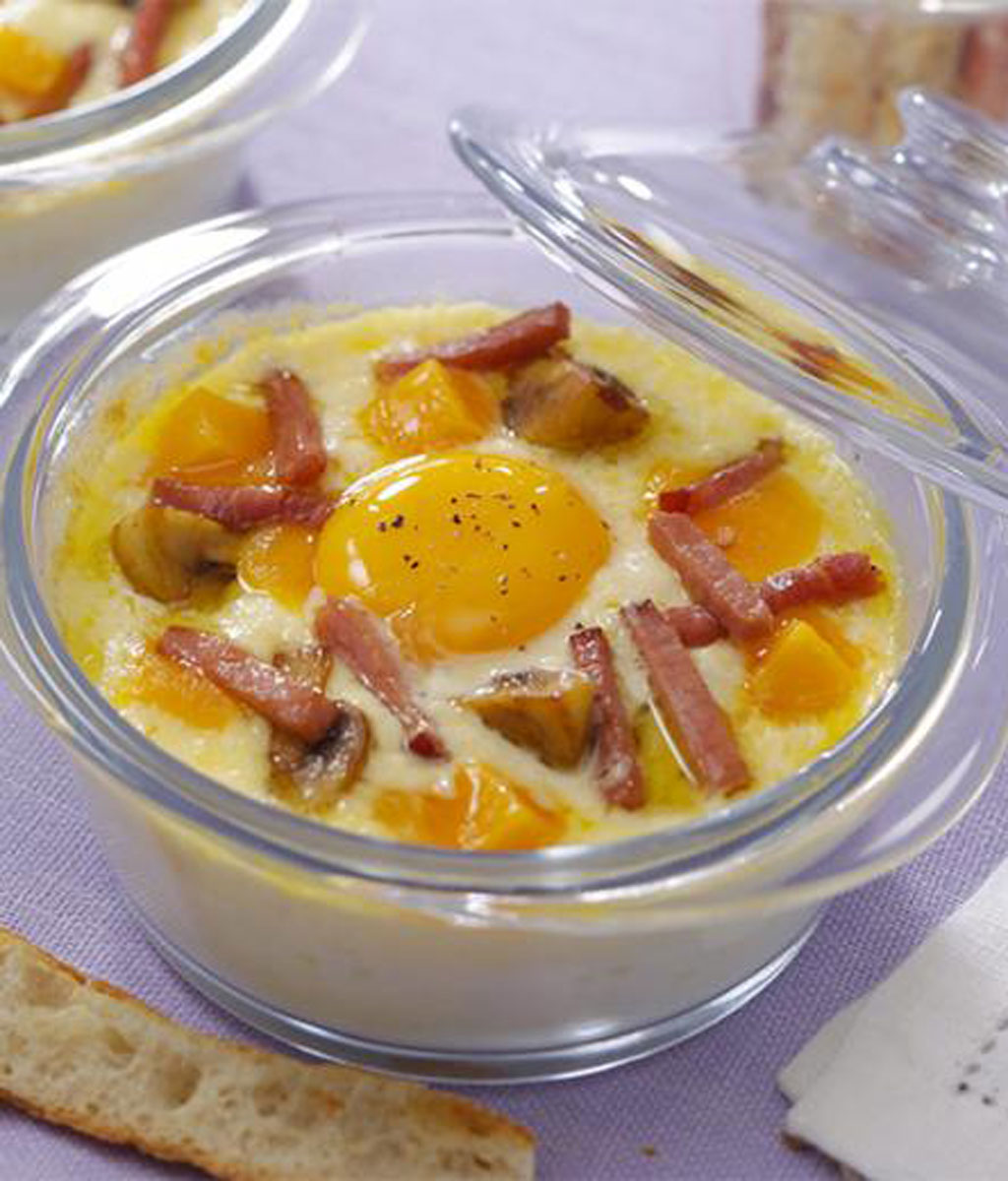 Oeuf cocotte à la crème, bacon et champignons 