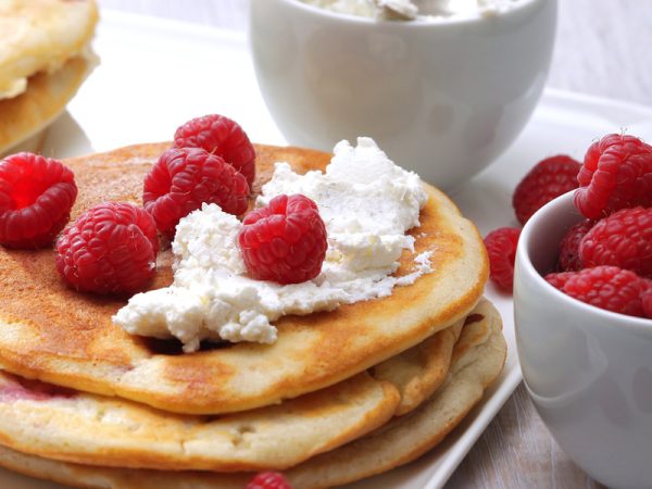 Pancakes aux framboises, crème fouettée à la vanille