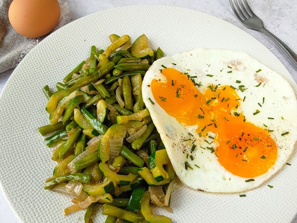 Poêlée de légumes verts œufs au plat