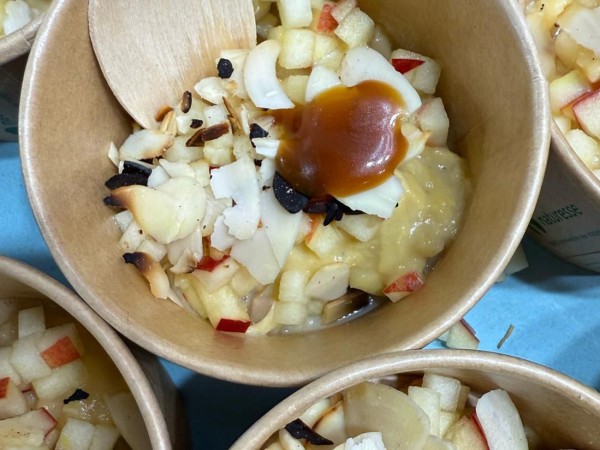 Œufs brouillés au caramel, lavande et amandes effilées