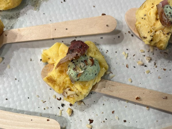 Omelette roulée au lard avec une crème au yaourt et aux herbes