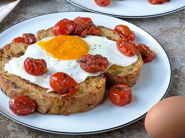 Pains perdus salés et œuf au plat