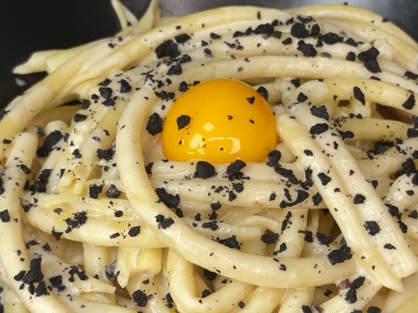 Bucatini cacio e pepe au jaune d’œuf coulant