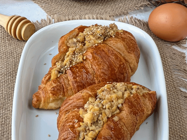 Croissants aux œufs brouillés et miel