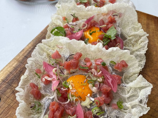 Jaune d’œuf sur feuille de riz croustillante