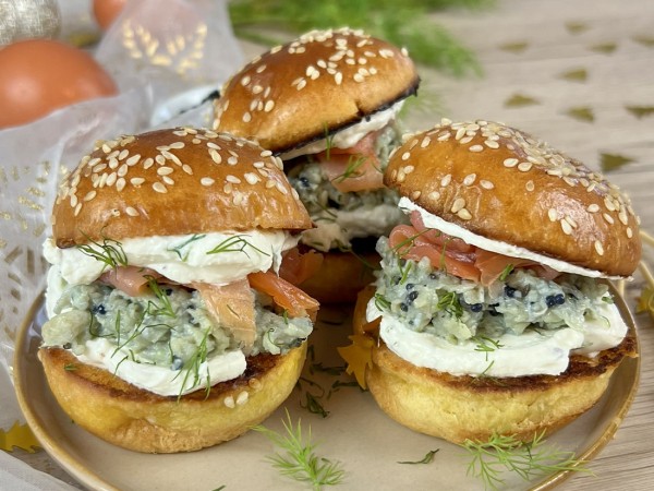 Mini burgers œufs brouillés, saumon et fromage frais