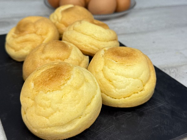 Petits pains aux œufs et au fromage