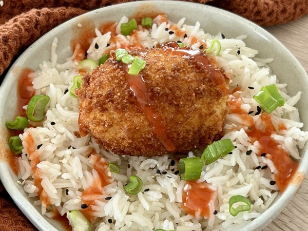 Œuf mollet pané ultra croustillant, riz et sauce chili