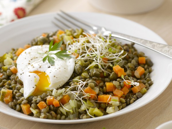 Œuf poché et lentilles : une assiette pleine de fraîcheur