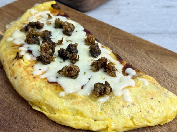 Omelette farcie à la mozzarella, pommes de terre et câpres frites