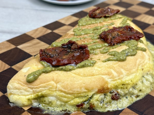 Omelette soufflée au pesto et à la mozzarella