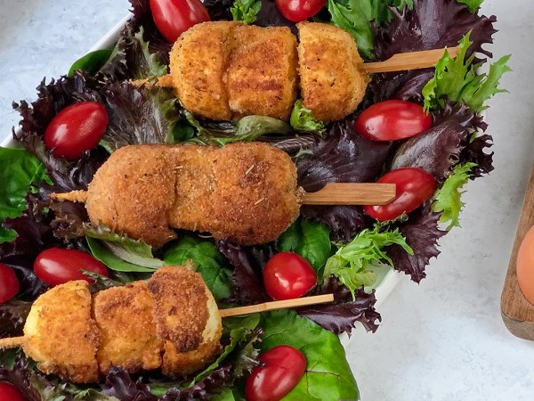 Brochettes d’œufs et fromage frits