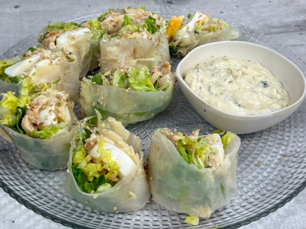 Salade César dans un rouleau de printemps