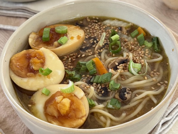 Ramen rapide aux légumes & œuf mariné soja